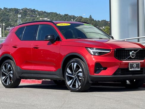 Used 2023 Volvo XC40 B5 Plus w/ Driver Assist Package AWD/4WD image 10