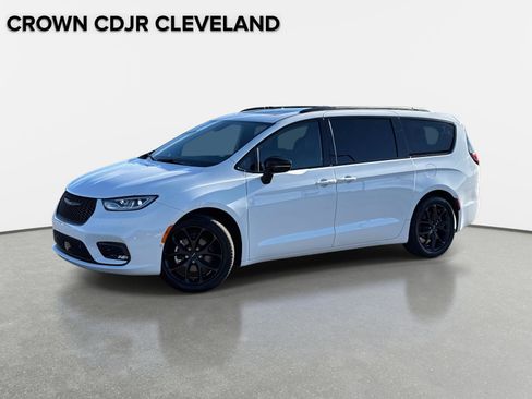 Used 2024 Chrysler Pacifica Limited w/ S Appearance Package image 1