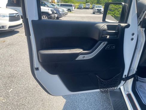 Used 2017 Jeep Wrangler Unlimited Sahara w/ Dual Top Group AWD/4WD image 19