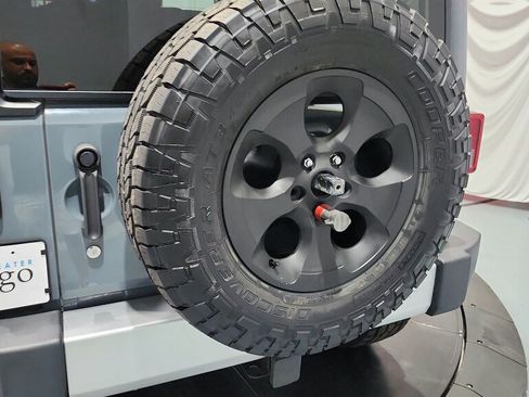Used 2015 Jeep Wrangler Sahara w/ Connectivity Group AWD/4WD image 31
