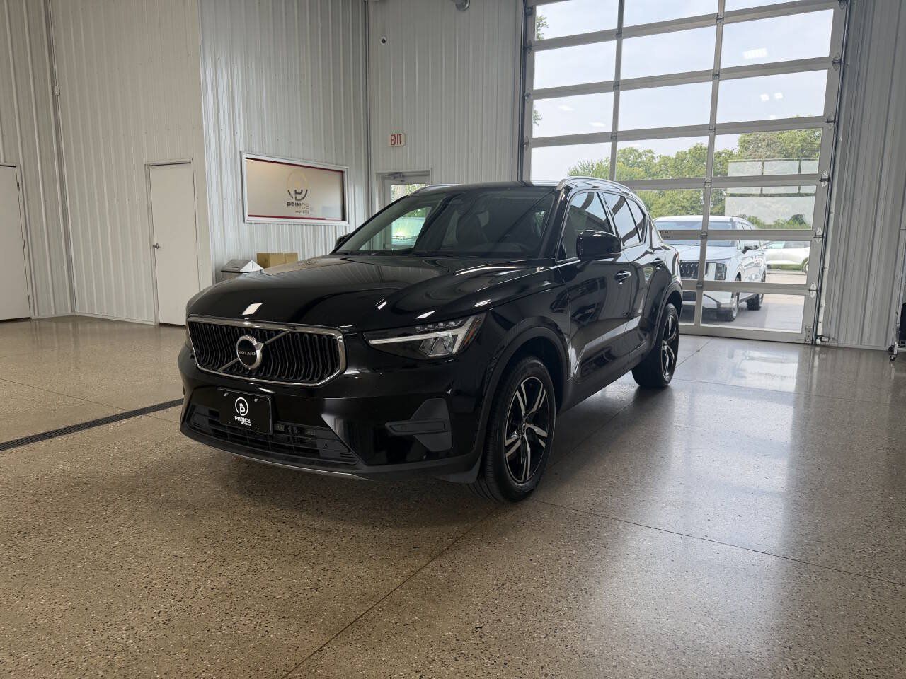 Used 2023 Volvo XC40 B4 Core FWD image 2