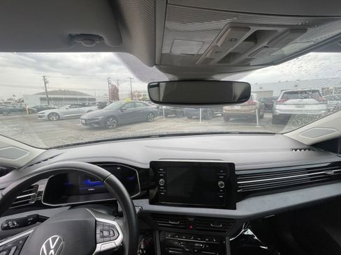 Used 2025 Volkswagen Jetta SE image 33