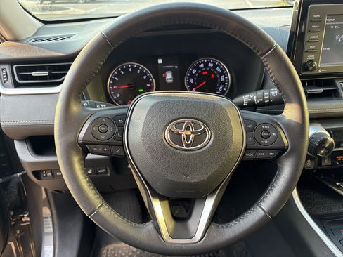 Used 2022 Toyota RAV4 XLE Premium image 20