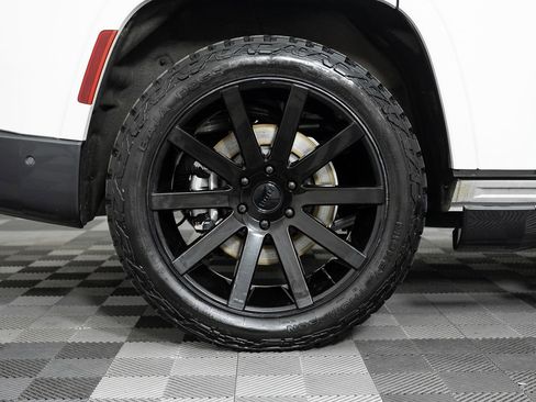 Used 2022 Jeep Grand Wagoneer Series III w/ Rear Seat Video Group 1 image 40