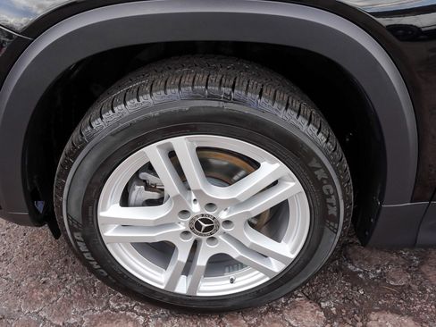 Used 2023 Mercedes-Benz GLB 250 4MATIC w/ Premium Package image 8