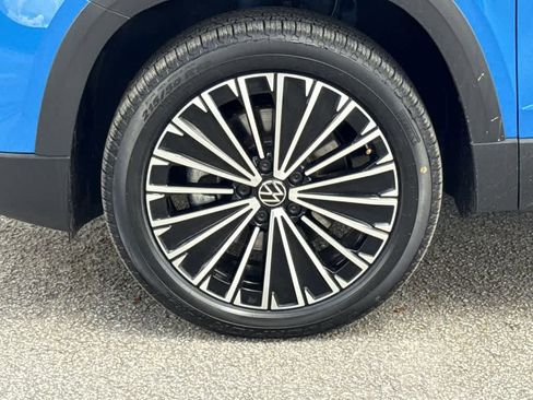 Used 2025 Volkswagen Taos SE image 11