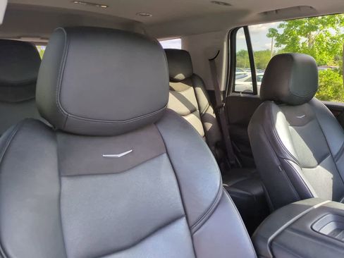 Used 2019 Cadillac Escalade Luxury RWD image 7