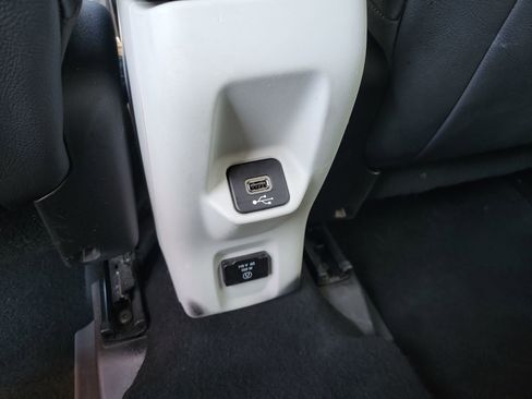 Used 2018 Jeep Renegade Limited w/ UConnect 8.4 Nav Group FWD image 17