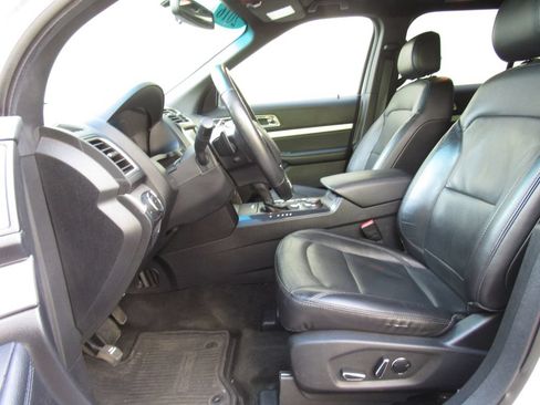 Used 2016 Ford Explorer XLT w/ Equipment Group 202A AWD/4WD image 11
