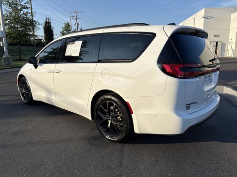 Certified 2024 Chrysler Pacifica Limited w/ S Appearance Package FWD image 7
