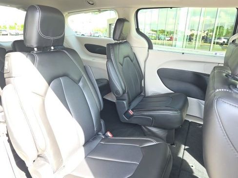 Used 2023 Chrysler Pacifica Touring-L FWD image 11