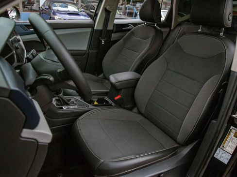 Used 2022 Volkswagen Taos SE w/ Panoramic Sunroof Package FWD image 13