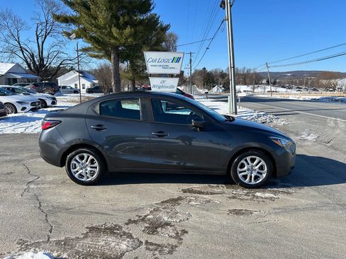 Used 2017 Toyota Yaris iA image 7