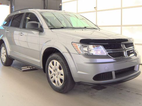 Used 2019 Dodge Journey SE FWD image 4