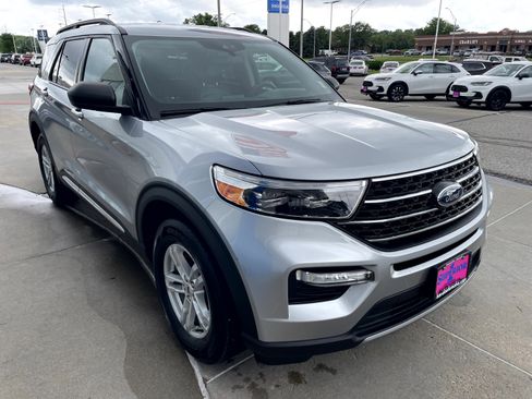 Used 2021 Ford Explorer XLT w/ Equipment Group 202A AWD/4WD image 4