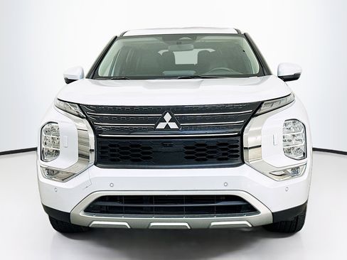 Used 2024 Mitsubishi Outlander SE image 2