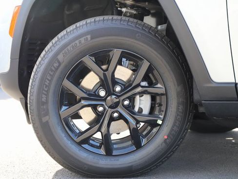 New 2025 Jeep Grand Cherokee Altitude image 2