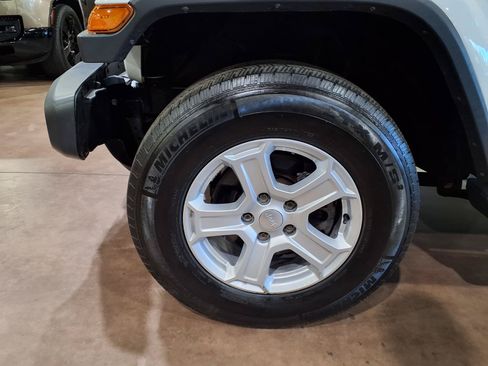 Certified 2019 Jeep Wrangler Unlimited Sahara AWD/4WD image 23