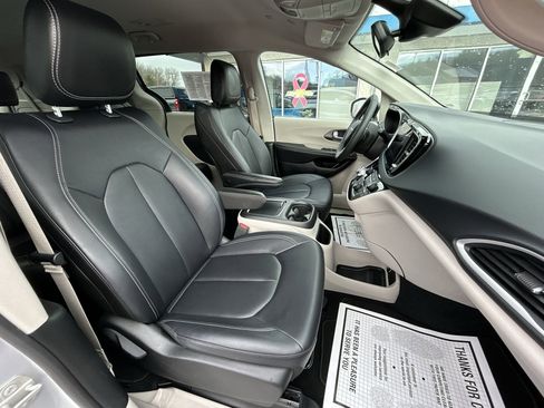 Used 2024 Chrysler Pacifica Touring-L image 23