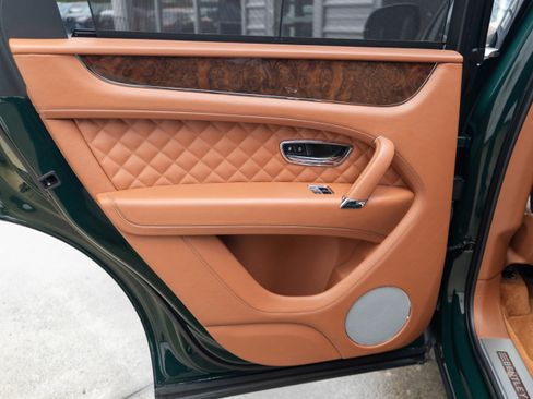 Used 2017 Bentley Bentayga image 29