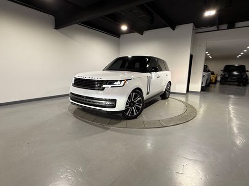 Used 2023 Land Rover Range Rover SE AWD/4WD image 3