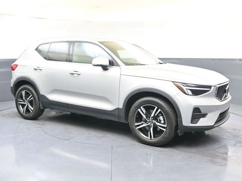 Certified 2025 Volvo XC40 B5 Core image 7