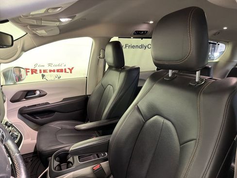 Used 2018 Chrysler Pacifica Touring-L Plus image 18