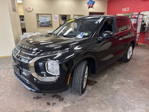 Used 2026 Mitsubishi Outlander ES FWD image 3