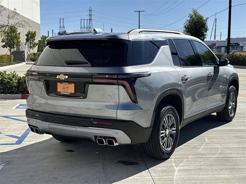 Used 2024 Chevrolet Traverse LT image 3