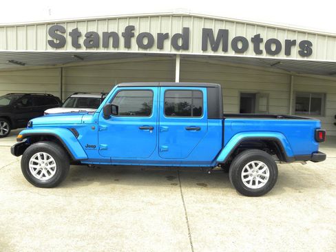 Used 2023 Jeep Gladiator Sport image 1