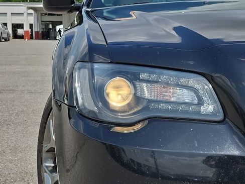 Used 2018 Chrysler 300 Touring w/ Sport Appearance Package image 9