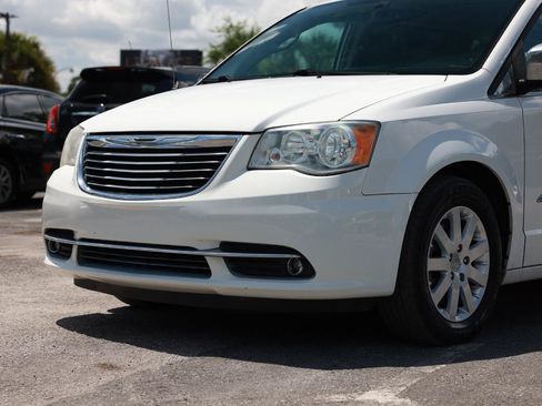 Used 2013 Chrysler Town & Country Touring FWD image 28