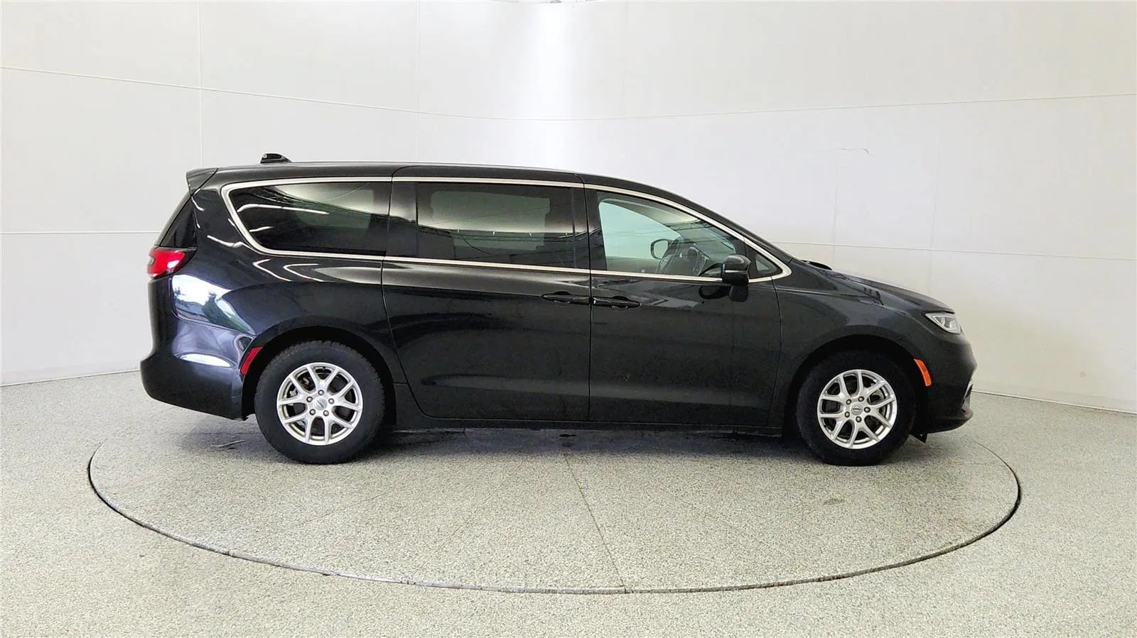 Used 2023 Chrysler Pacifica Touring-L FWD image 9