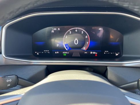 Used 2025 Volkswagen Taos SE image 16