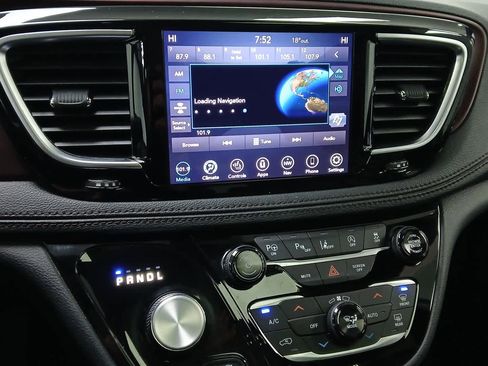 Used 2020 Chrysler Pacifica Limited image 10