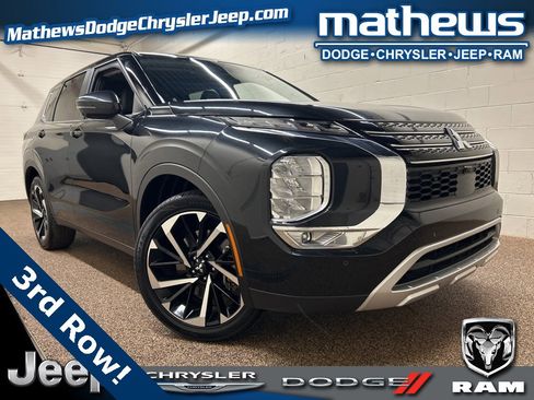 Used 2024 Mitsubishi Outlander SE image 1