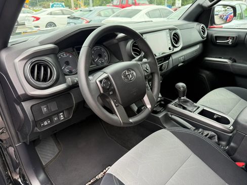 Used 2021 Toyota Tacoma TRD Off-Road AWD/4WD image 15