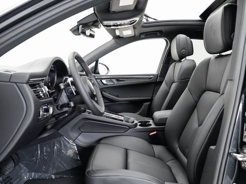 Certified 2025 Porsche Macan image 6