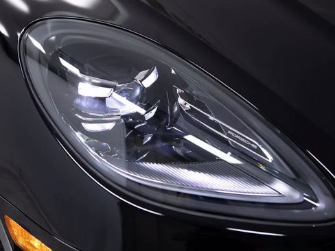 Certified 2025 Porsche Macan image 30