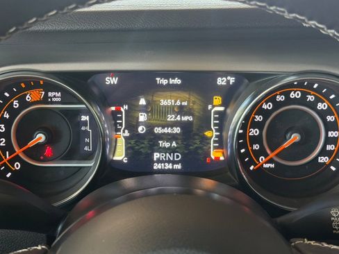 Used 2016 Jeep Wrangler Unlimited Sahara w/ Connectivity Group AWD/4WD image 24