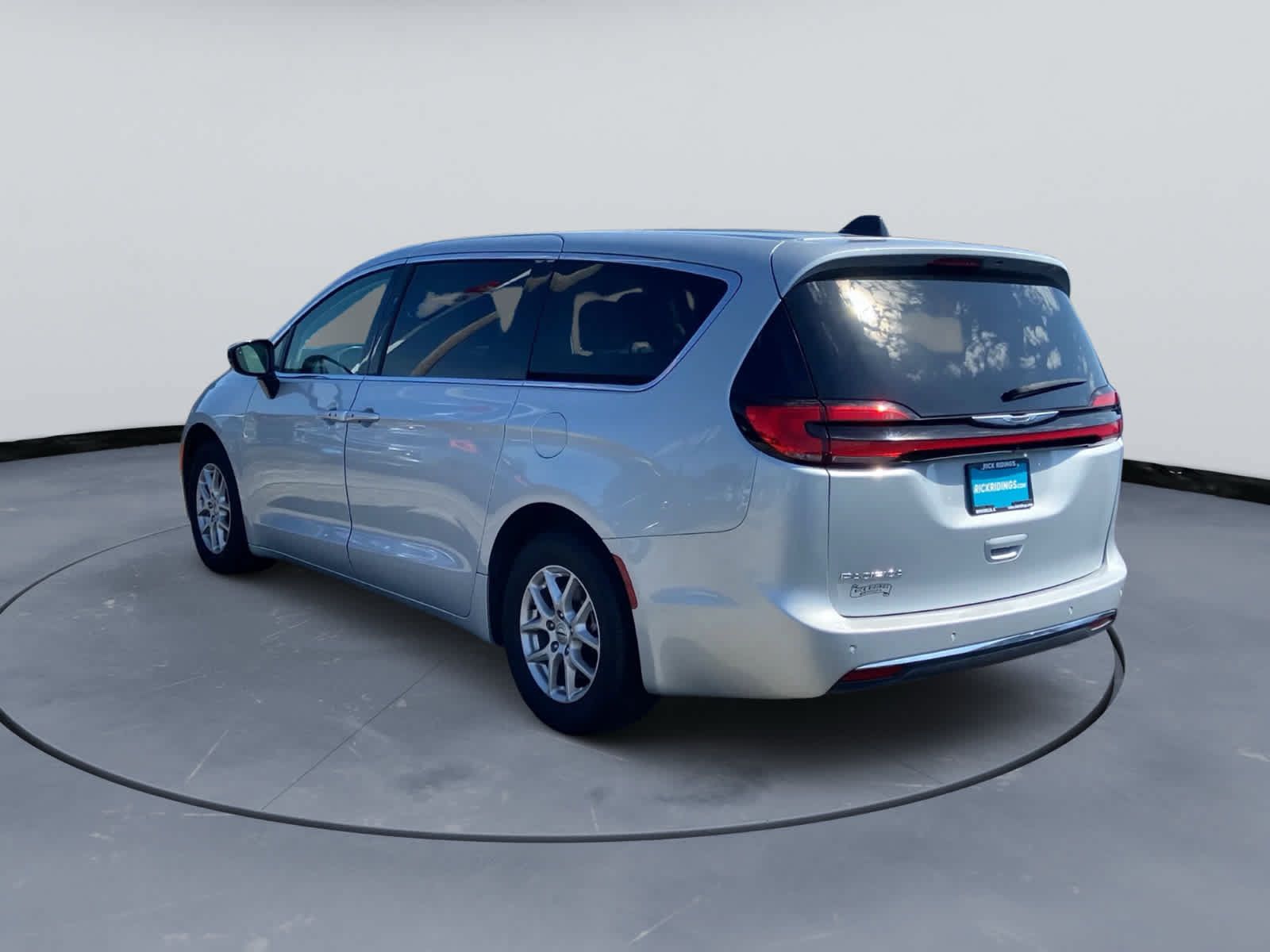 Used 2024 Chrysler Pacifica Touring-L FWD image 3