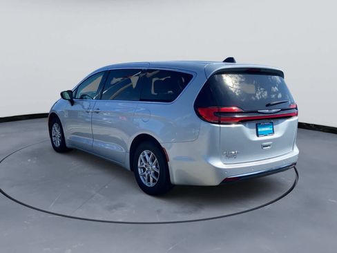 Used 2024 Chrysler Pacifica Touring-L FWD image 3