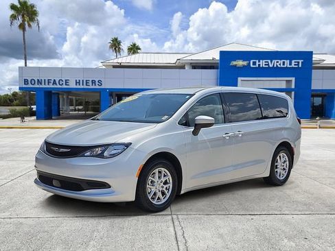 Used 2022 Chrysler Voyager LX FWD image 2