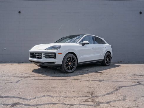 Used 2025 Porsche Cayenne Coupe AWD/4WD image 1