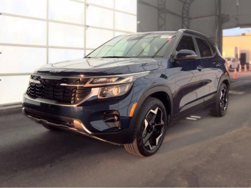 Used 2025 Kia Seltos EX w/ EX Sunroof Package AWD/4WD image 2