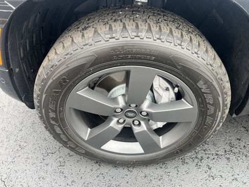 Used 2025 Land Rover Defender 90 X-Dynamic SE image 10