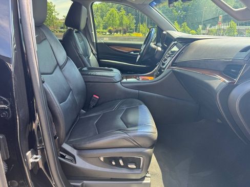 Used 2017 Cadillac Escalade ESV Luxury RWD image 17