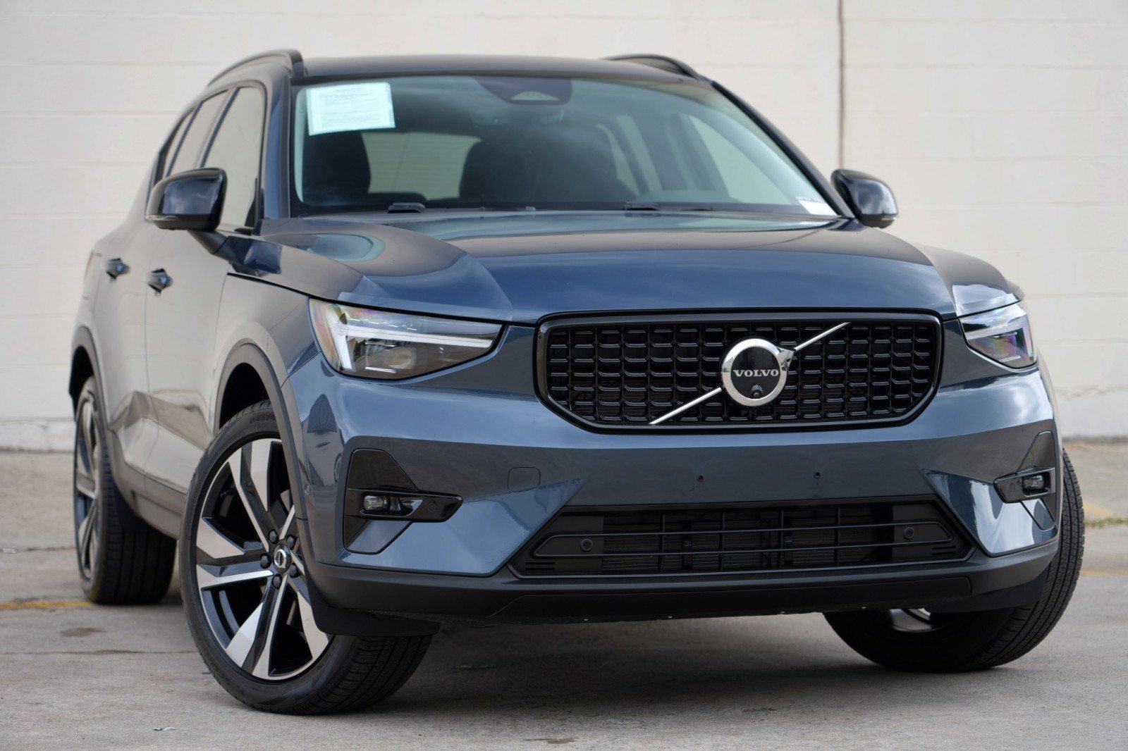 Used 2026 Volvo XC40 B5 Ultra w/ Climate Package AWD/4WD image 4