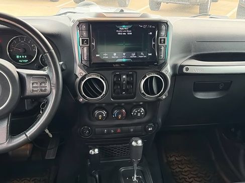 Used 2018 Jeep Wrangler Unlimited Rubicon w/ Connectivity Group AWD/4WD image 16