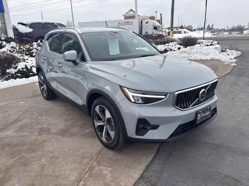 Certified 2025 Volvo XC40 B5 Plus image 3